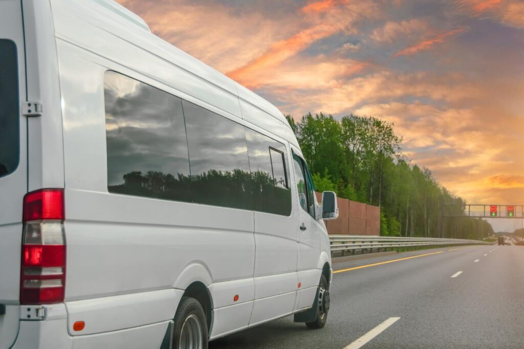 Minibus Bus & Travel na cesti